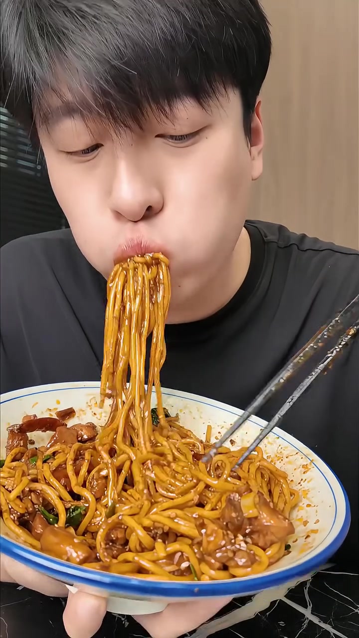 辣子鸡炒面香迷糊肉藏底下超诱人