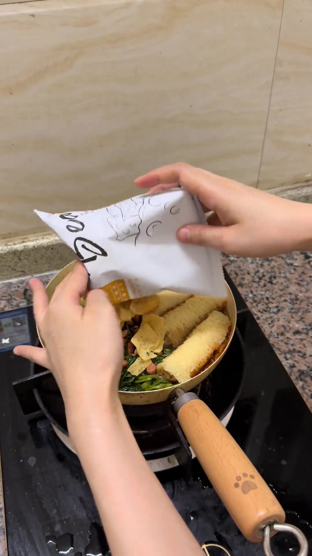 夜宵螺蛳粉，脆皮煎蛋与爆汁响铃卷的美味组合