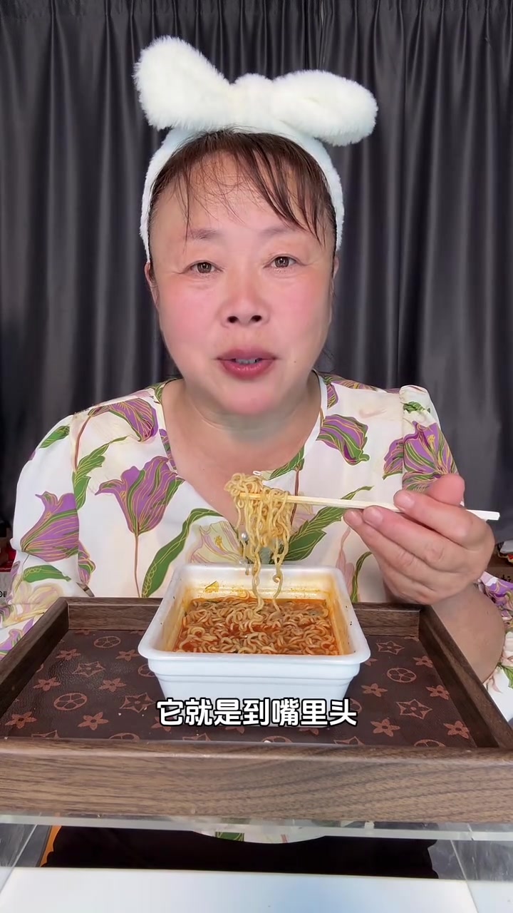 真实测评，迪丽热巴同款泡面，泡面阿姨横向测评