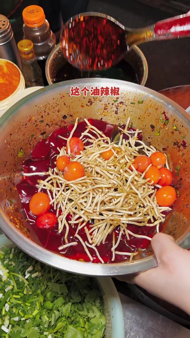 贵阳菜市场里的凉拌鸡血，加了皮蛋折耳根，外地人第一次见