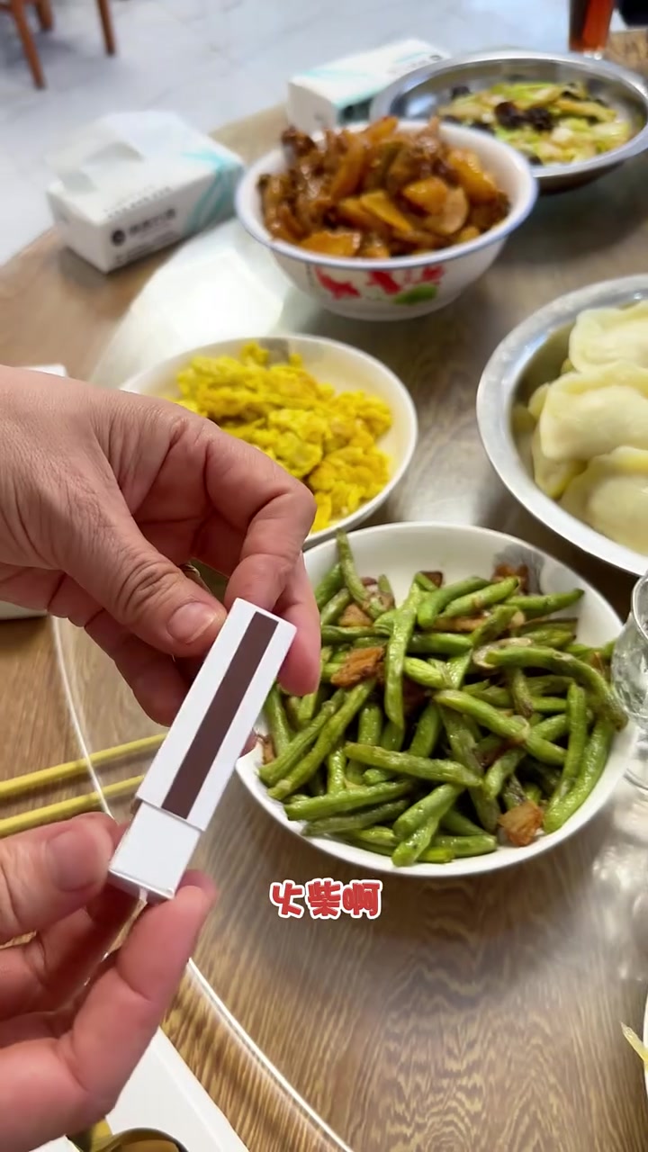 老妈生日这菜系,仪式感强但菜品遭吐槽?