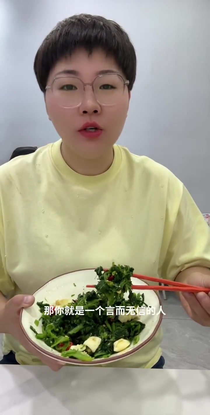 早饭:两个海参一根芹菜半根玉米,中午:100克拉丝面包,晚饭:拌菠菜一个鸡蛋加油!一定可以