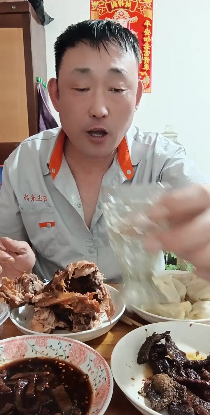 下班晚到家简单吃点鸡肉架饺子牛肉干超香