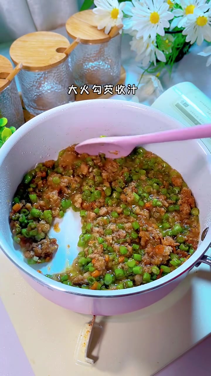 12月+宝宝辅食|豆角炒肉沫 夏天豆角不知道怎么吃的,可以试试做成这样的豆角炒肉沫,鲜香味