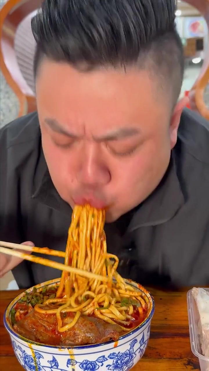 辣子牛肉面也是来兰州必吃的,十勺轻轻松松