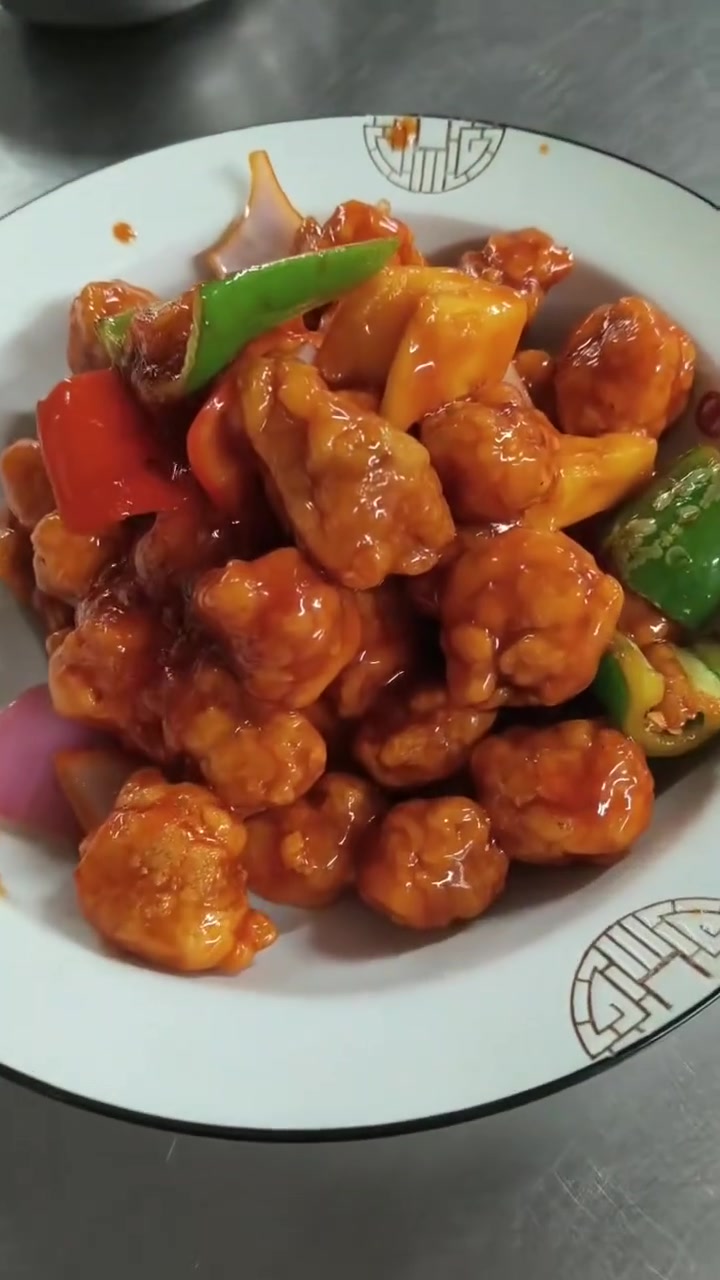 为了人民币养家糊口，汗流浃背工作后炒香菠酸甜咕噜肉收工啦