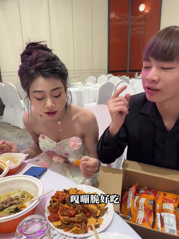 愿万琼一周年幸幸福福这次专门推出万琼强烈推荐这款爆品鱼皮锅巴!支持得都可以拍一单尝尝