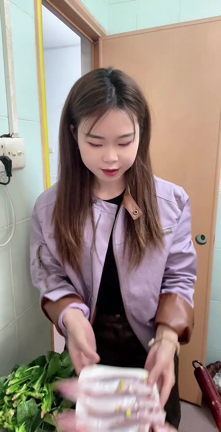 99年女生花30元买海鱼做红烧，味道超赞！