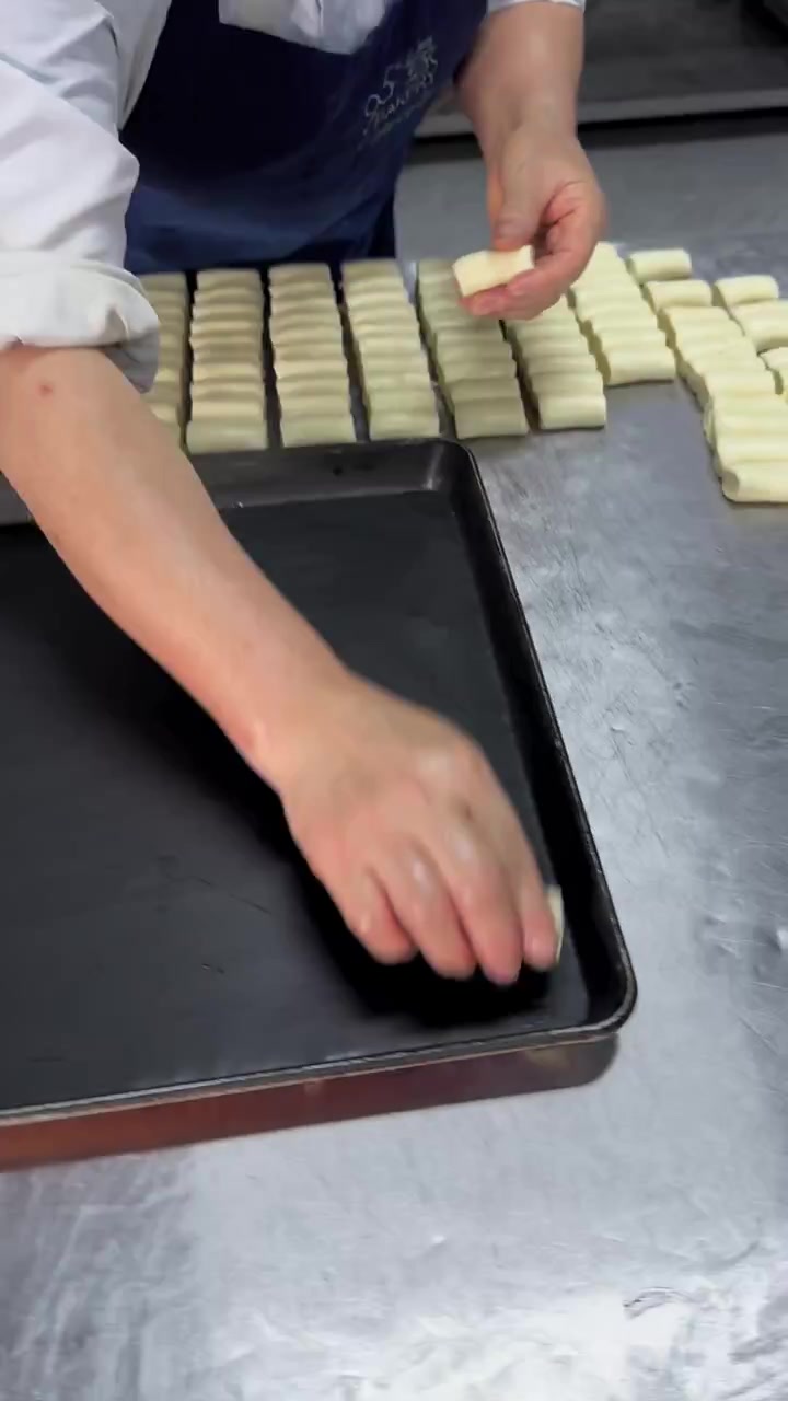 牛奶小馒头是真的很好吃呀制作配方分享：面包粉1000克，低筋粉200克，老面200克，酵母