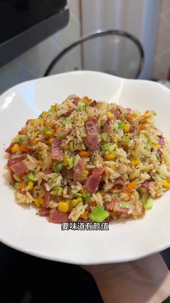培根炒饭真的巨好吃，因为培根和黑胡椒的结合就自带西餐厅的味道