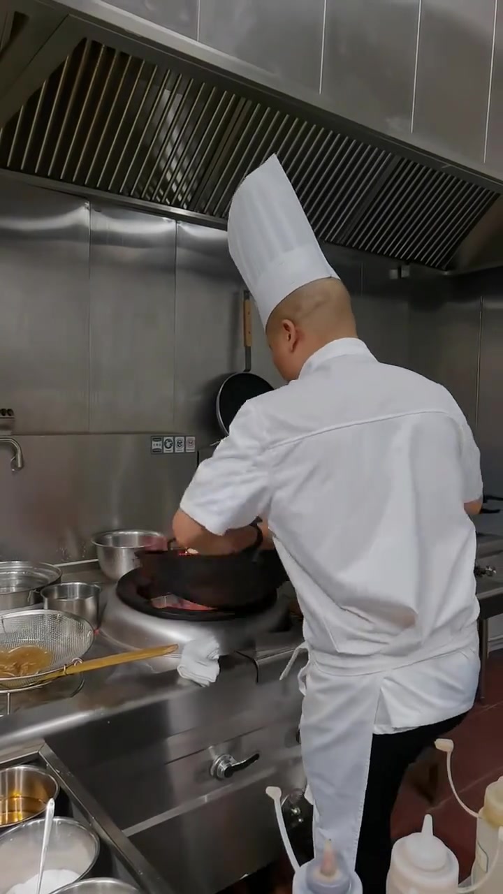 厨师做菜要灵活运用融汇变通、将不同的食材结合各个菜系的口味及自己的做法展现出不一样的风格就