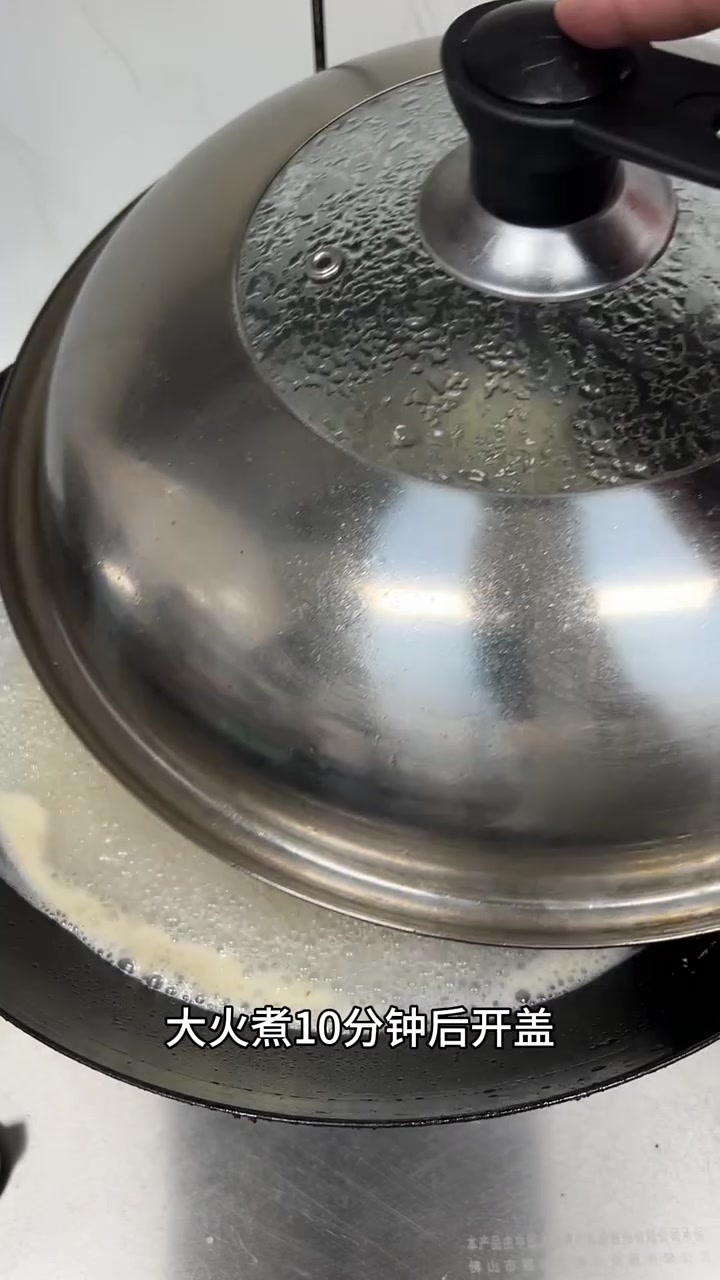 潮汕家常菜竹笋鱼头汤，竹笋口感脆嫩，汤色奶白，味道鲜美，真好吃