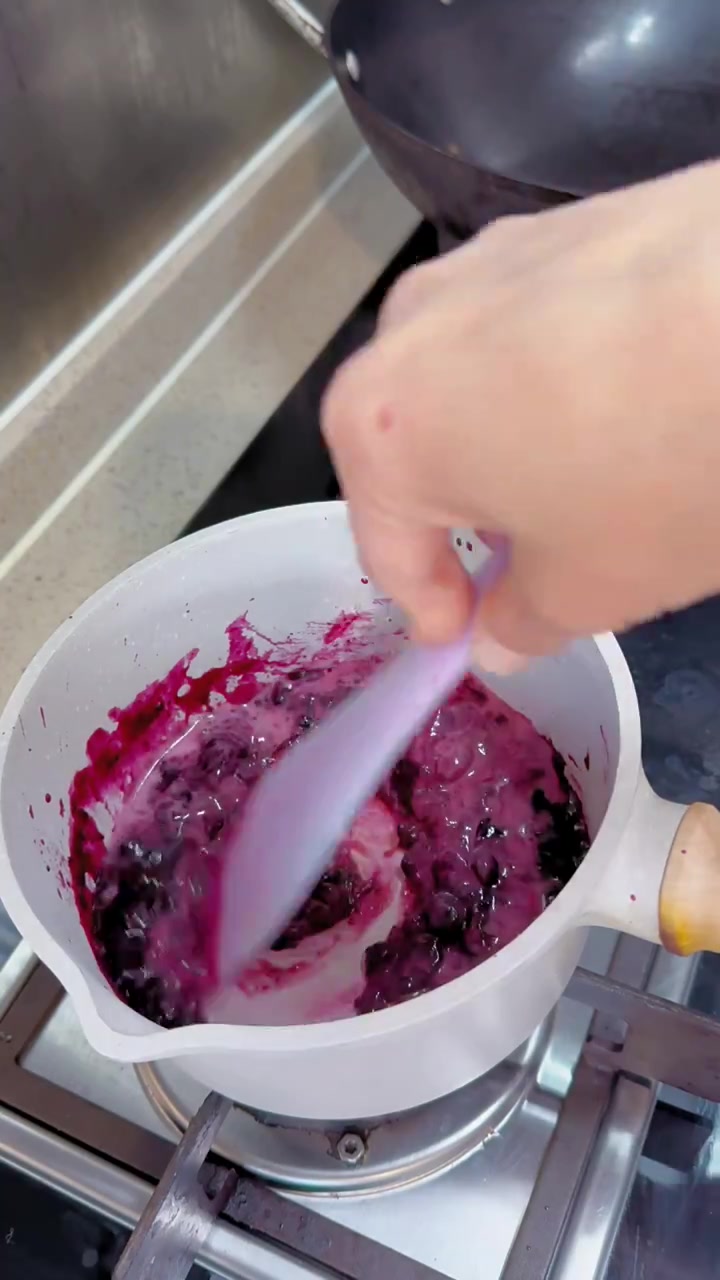 跟风做的蓝莓吐司,果香超浓郁,口感超棒!