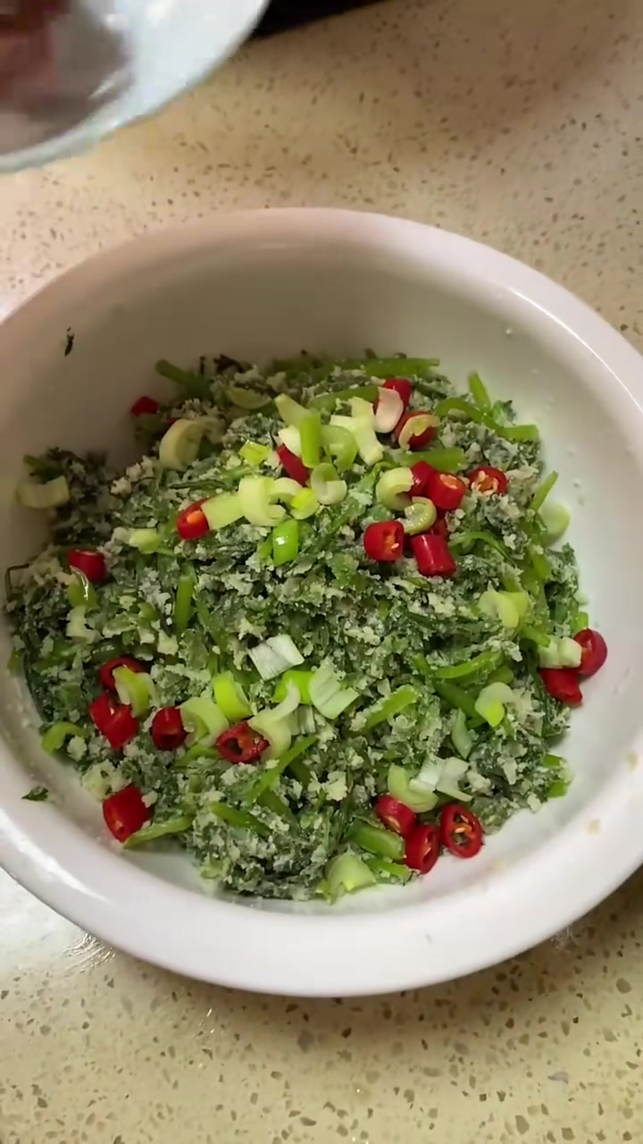 今天黄姨教大家做一个姣姣特别喜欢吃的饭,茼蒿拌面菜,老铁们也给家里人试一试