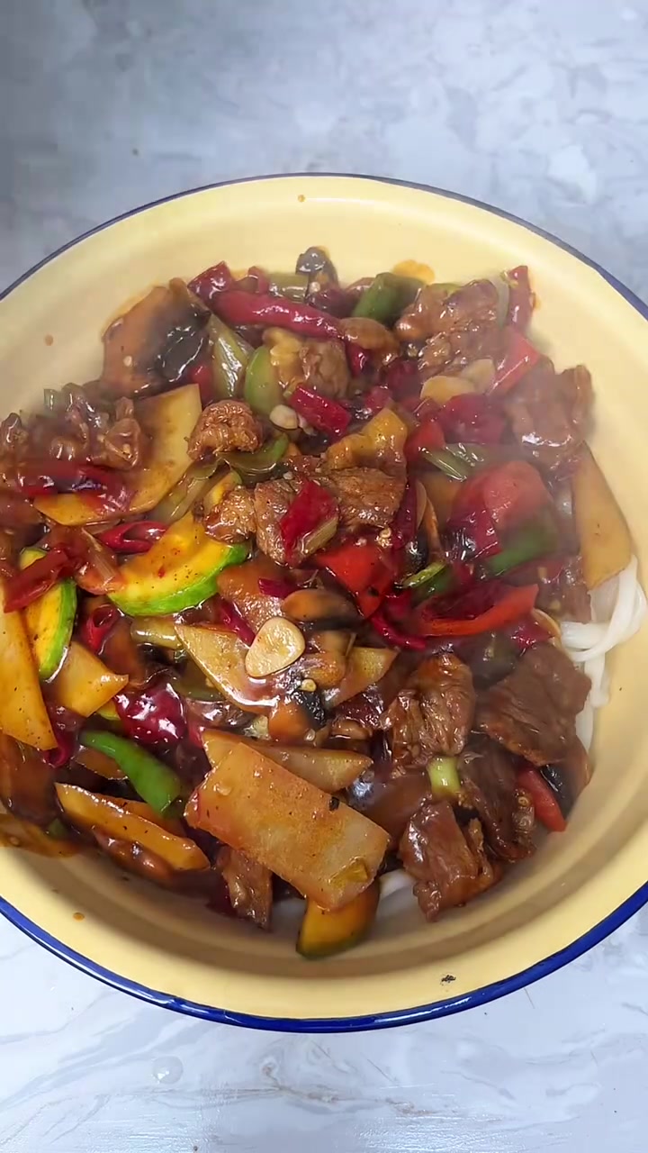 大杂烩拌面这个太香了家里做非常合适大部分菜都能这样炒