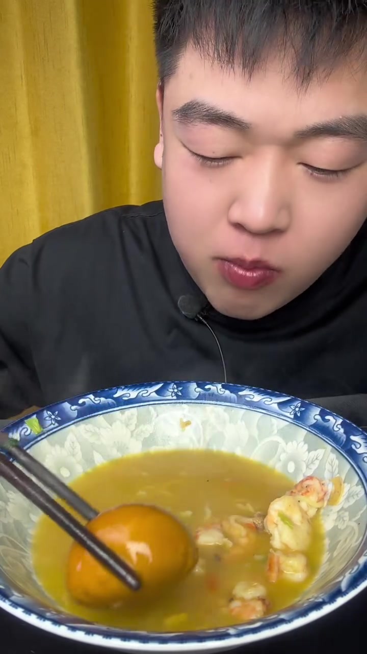 鲜虾鱼板面,虾仁汤底是精华,汤超鲜