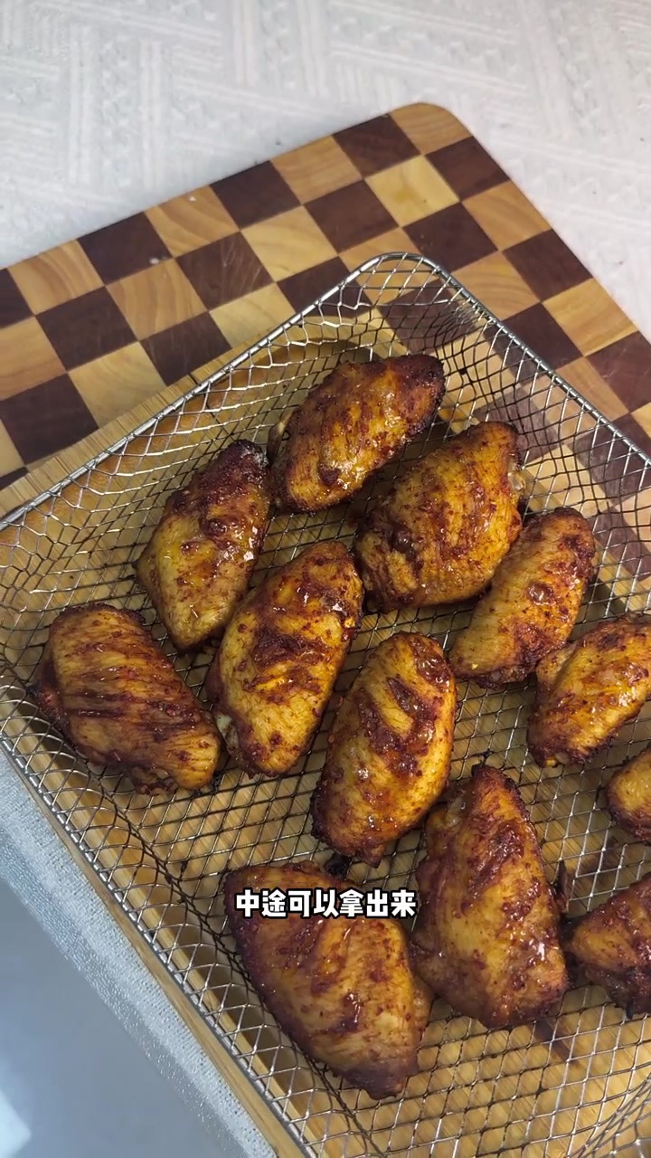 欢迎收看塞丽麦的做饭日常,今天做烤箱版香辣烤鸡翅