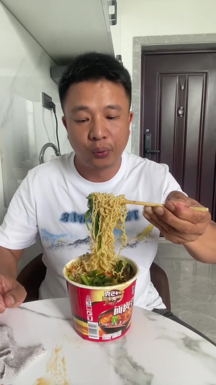 东北采鹿茸也着把工作餐过得差不多些,高配置鸡汁面!