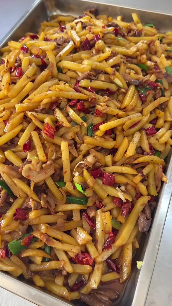 分享食堂热销菜品，干锅香辣土豆条，做法简单，香辣软糯，好吃又下饭