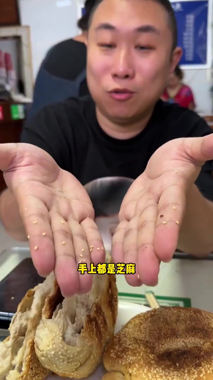 平泉羊汤是真的好喝，一口气喝三碗，停不下来，两块钱一个的大烧饼根本吃不完