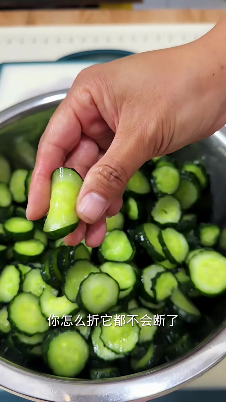 黄瓜干这样晒都是翠绿色，留着冬天炒肉，拌咸菜还是包馅都老好吃了