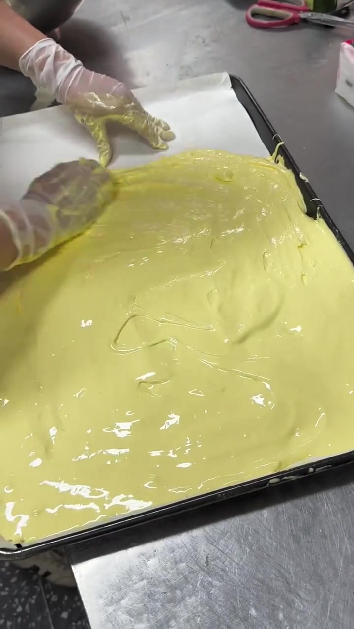 虎皮蛋糕蛋黄700克,细砂糖300克,玉米淀60克,盐2克,大豆油60克分享一款虎皮蛋糕的