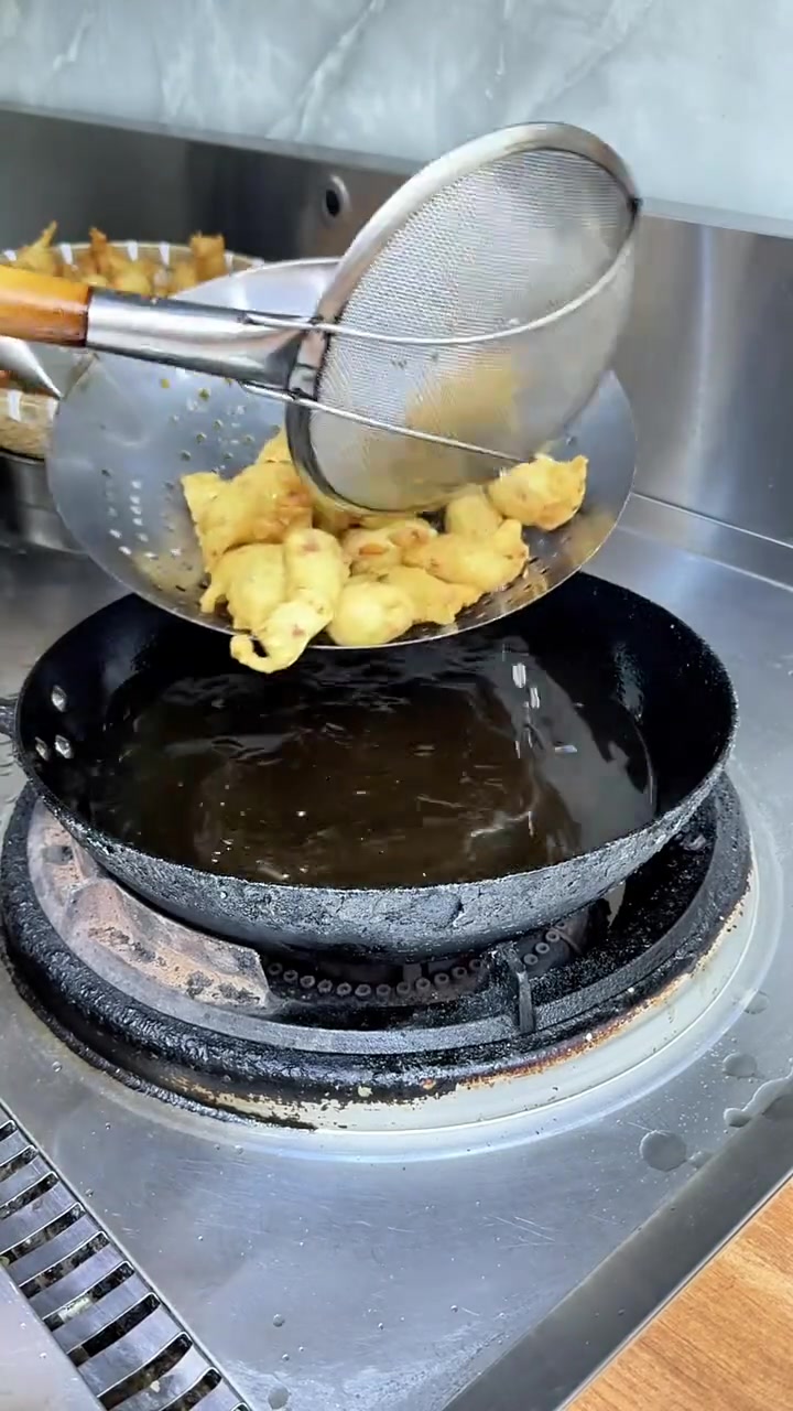 地地道道的农村美食,炸鸡蛋泡泡