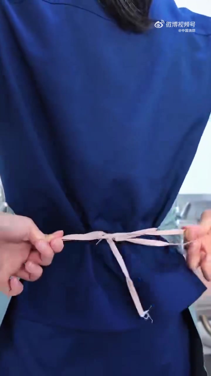 热到冒火?喊你来碗冰镇绿豆汤!①绿豆洗净浸泡,莲子、百合同步清洗;②食材入锅煮至绿豆开花,