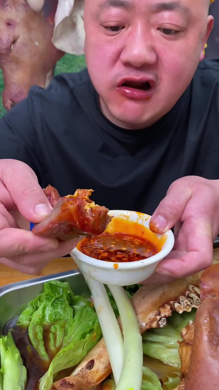 热乎带皮牛头出锅啦搞块牛嘴肉再配蒜泥超赞