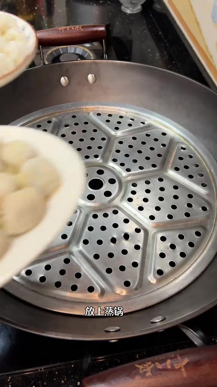 周末在家给孩子做紫菜鲜虾蒸饺,简单鲜香超好吃!