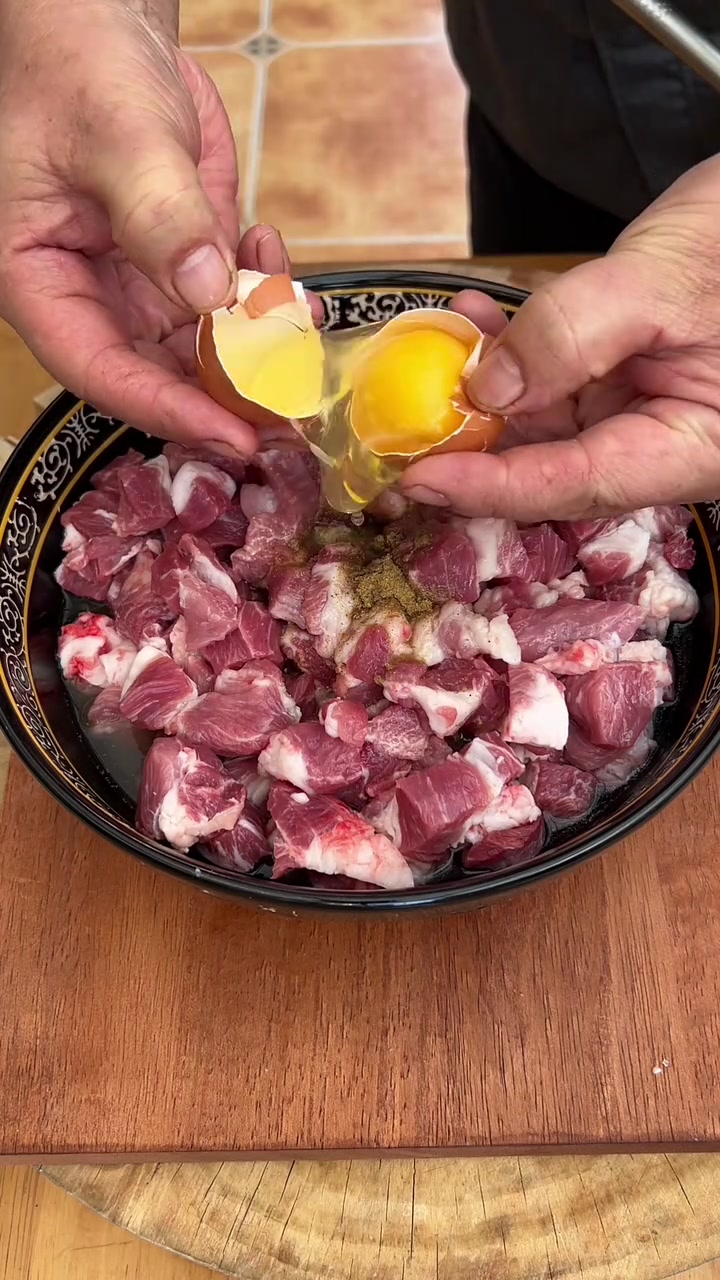 超香猪肉做法！梅花肉这样做孩子超爱