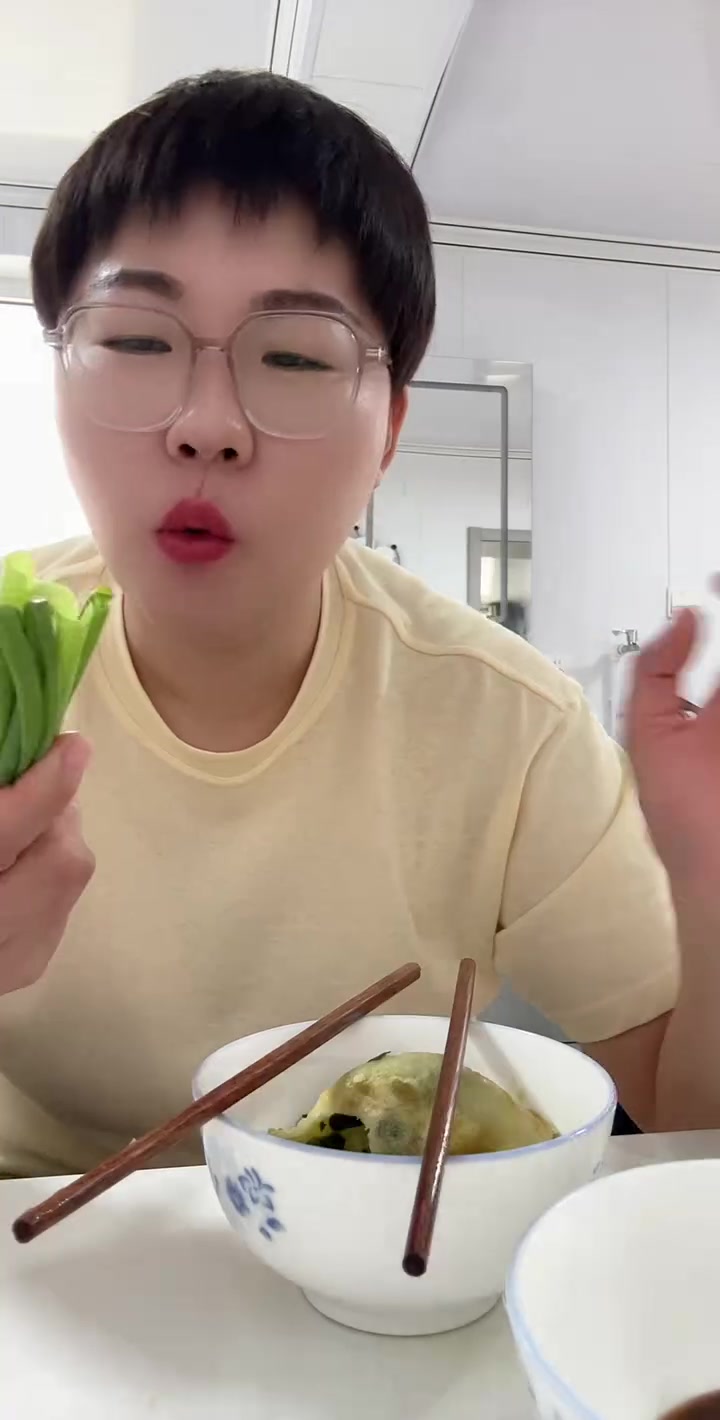 今日午饭:一个韭菜鸡蛋馅饼小葱咖啡,继续加油