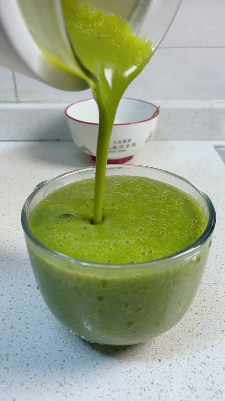 喝蔬菜汤，选新鲜时令蔬菜，品种颜色越丰富越好