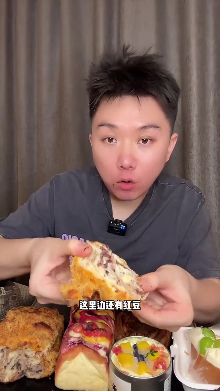 小号记录了每一天,今天吃网红面包,全是加大版本的面包,好过瘾