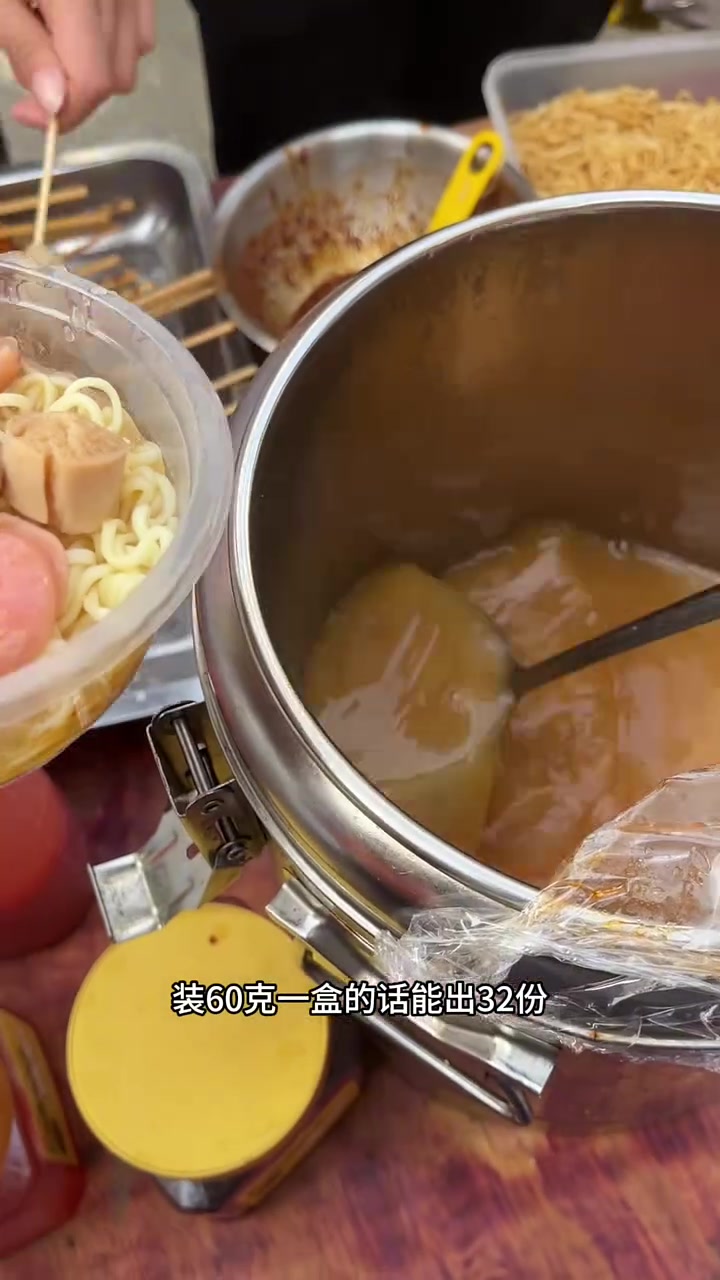 在学校门口摆摊爆款小吃都是这样的,几分钟就卖空了,同学们都叫我加量可是做不了那么多,能力有