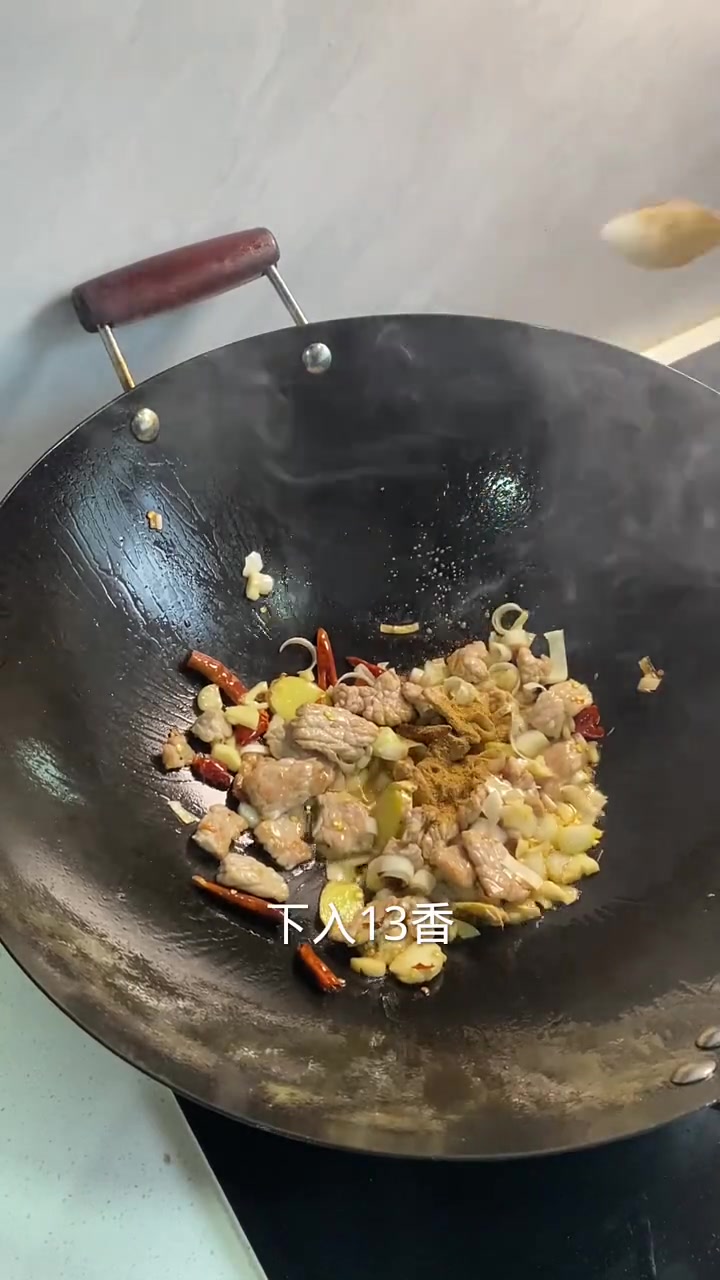 白菜炖冻豆腐配昨天做的玉米小饼，太下饭了！