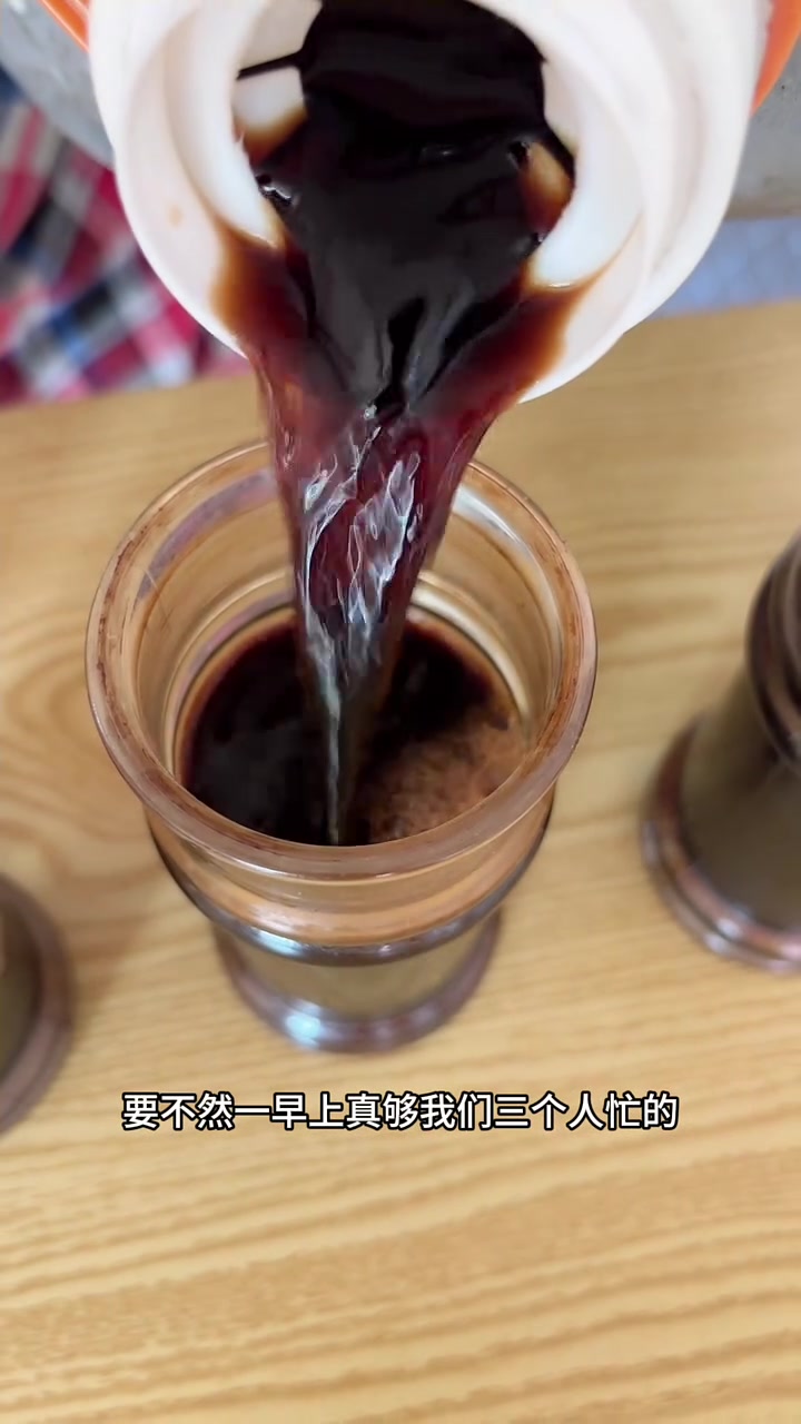早餐饭口过后,这家伙陈老板今天干活成积极啦哦!
