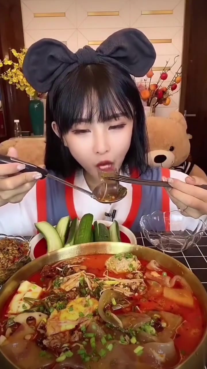 凌晨四点,麻辣烫鸭血金针菇空心菜开吃