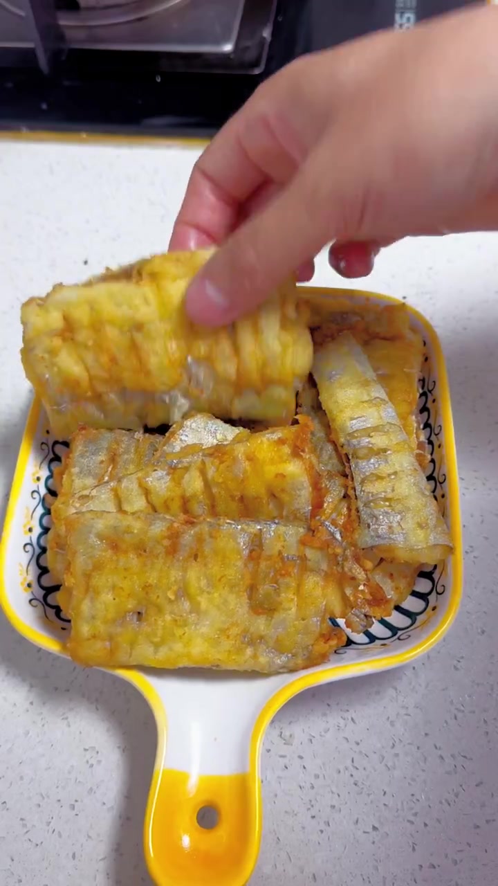 金黄酥脆的香煎带鱼您就这样做吧不腥不油腻保准全家老小都爱吃