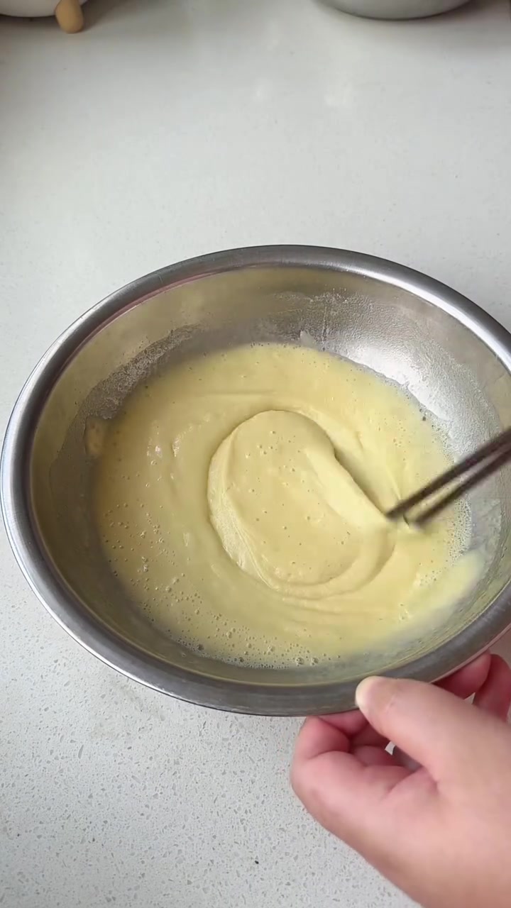 一碰就掉渣的豆沙酥饼做法,赶紧动手试试!