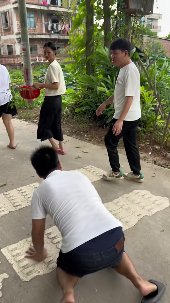很久没回家做饭给奶奶吃了，今天回去做个香油鸡和炒田鸭跟大家一起吃