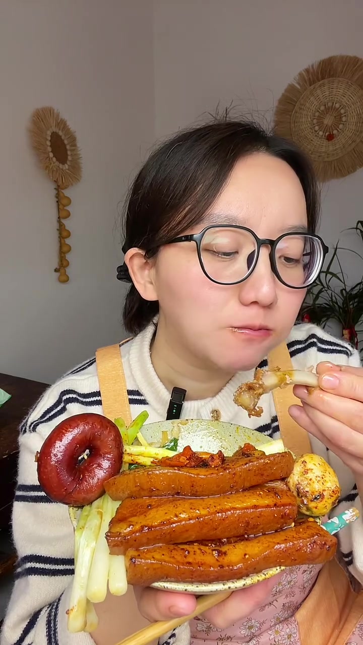 开饭啦姐妹们，今天吃香喷喷的五花肉，红烧排骨，圈圈肠，超好吃的墨鱼丸，又是食欲满满的一天！