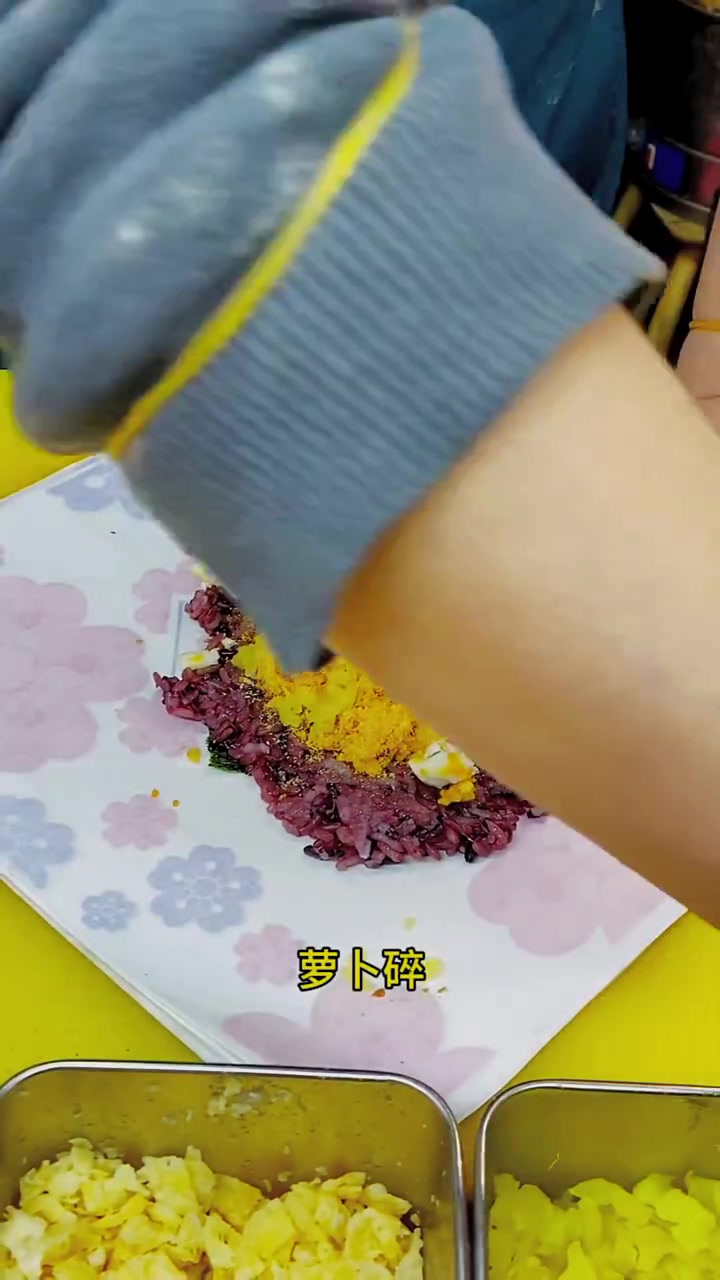 成本两元麦十元的招牌蛋黄饭团制作教程