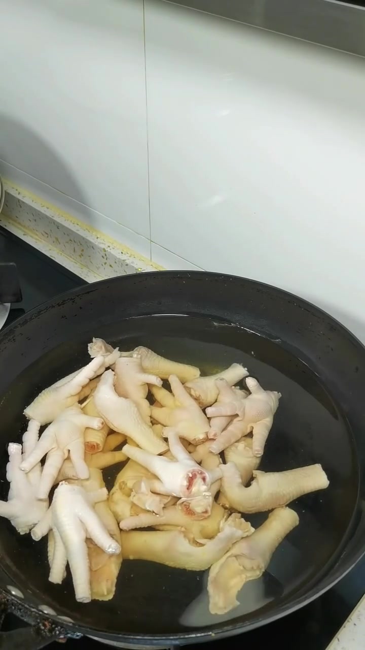 不知道吃啥就做它!超简单家常鸡爪子炖土豆教程