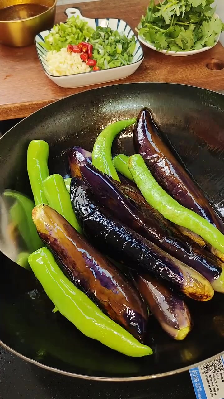 超级下饭的茄子辣椒酱做法来啦!