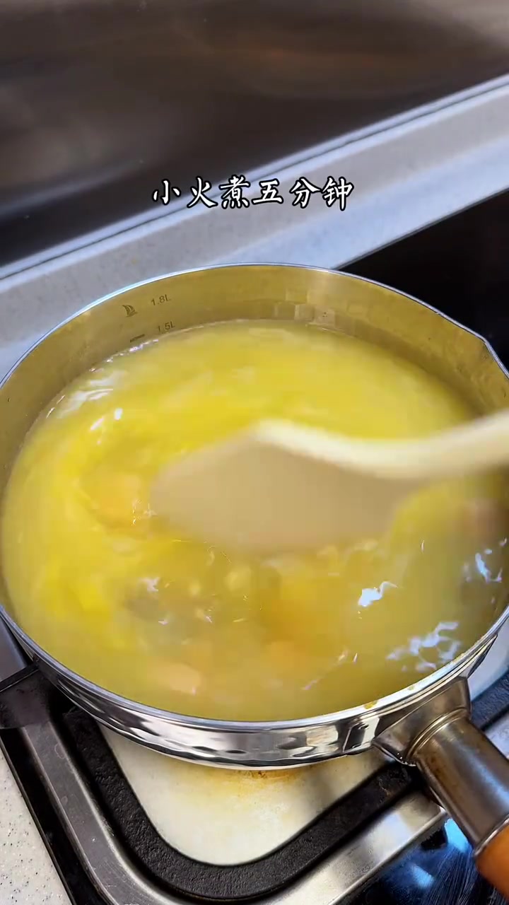 皮蛋咸鸭蛋炒上汤娃娃菜,配馒头饼,美味一餐!