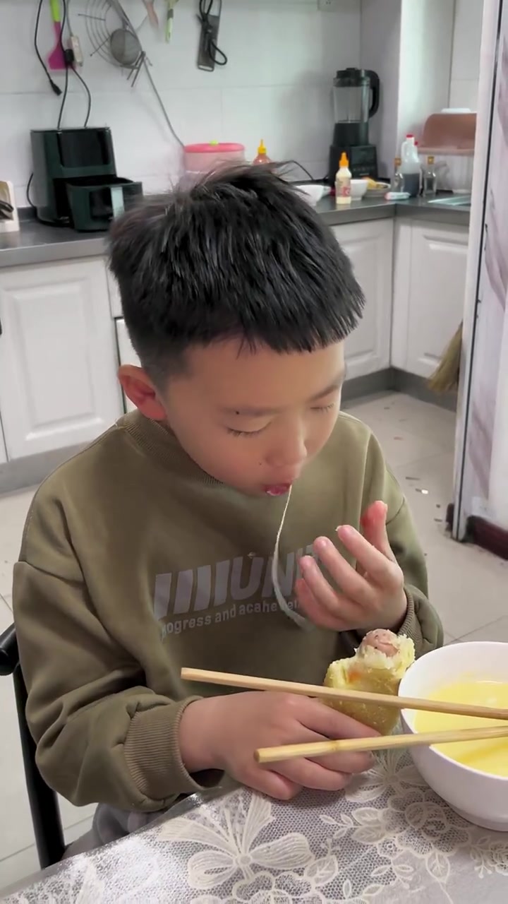 早上天不亮起床就为了孩子的一口热饭,大宝眼睛肿胀不知道是不是要长撅眼了