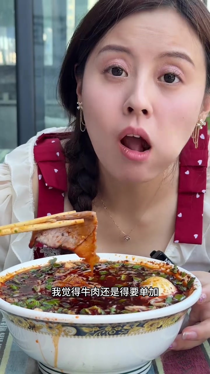 老板称这是新疆最接近兰州口味的牛肉面,快来尝