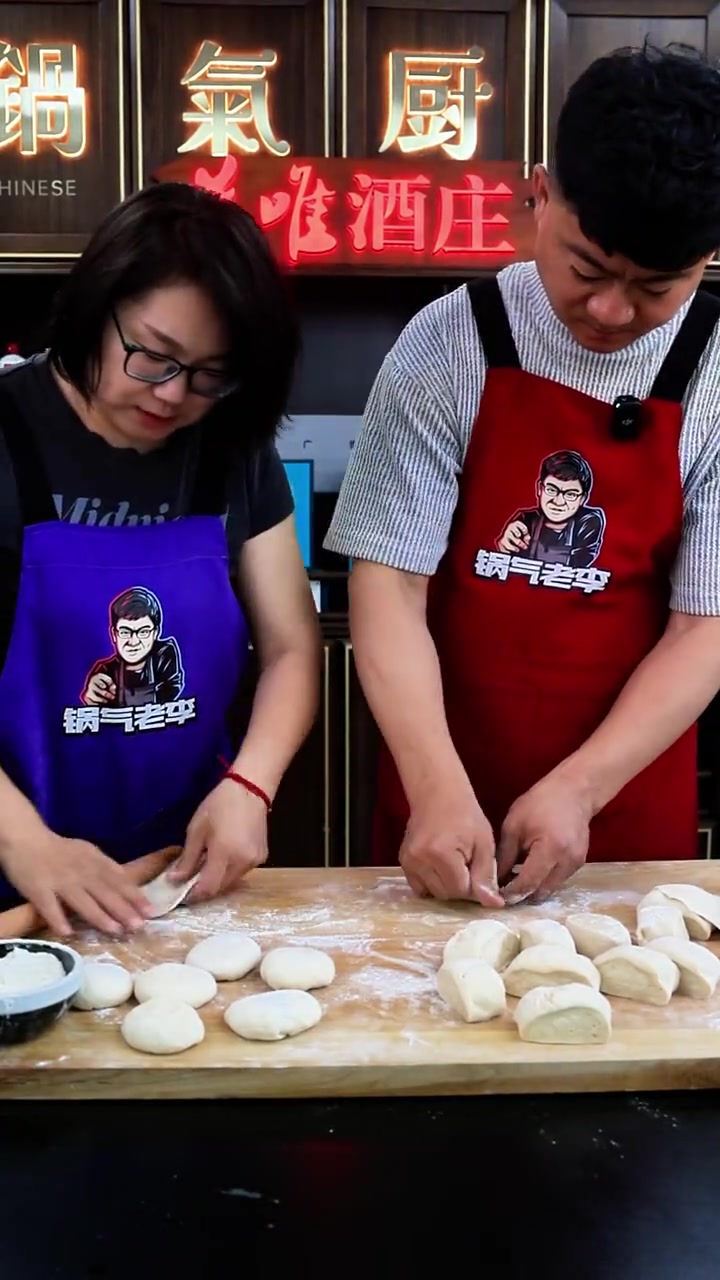 今天教大家做个腌猪肉酸菜包子