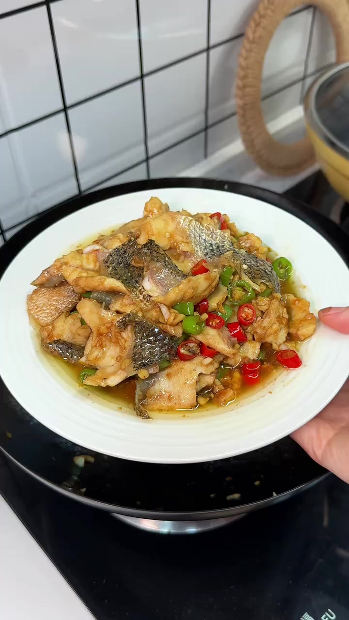 今天做了巨下饭的双椒鱼片,做法超级简单,炒出来真的炒嫩,你们一定要试试!